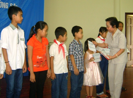 ท่านเหงียนถิยวานรองประธานประเทศเวียดนามมอบทุนการศึกษาให้แก่บุตรของตำรวจทะเล